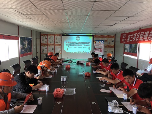 2019.06.13第三項(xiàng)目經(jīng)理部  涂園潔  第三項(xiàng)目經(jīng)理部組織開(kāi)展農(nóng)民工加入中華人民總工會(huì)活動(dòng)照片1,xiugai.jpg