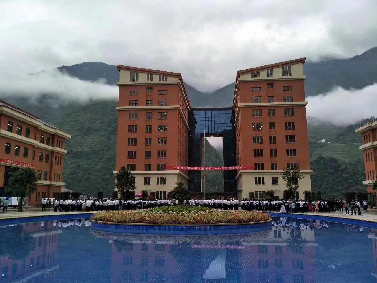 怒江民族中學(xué).jpg